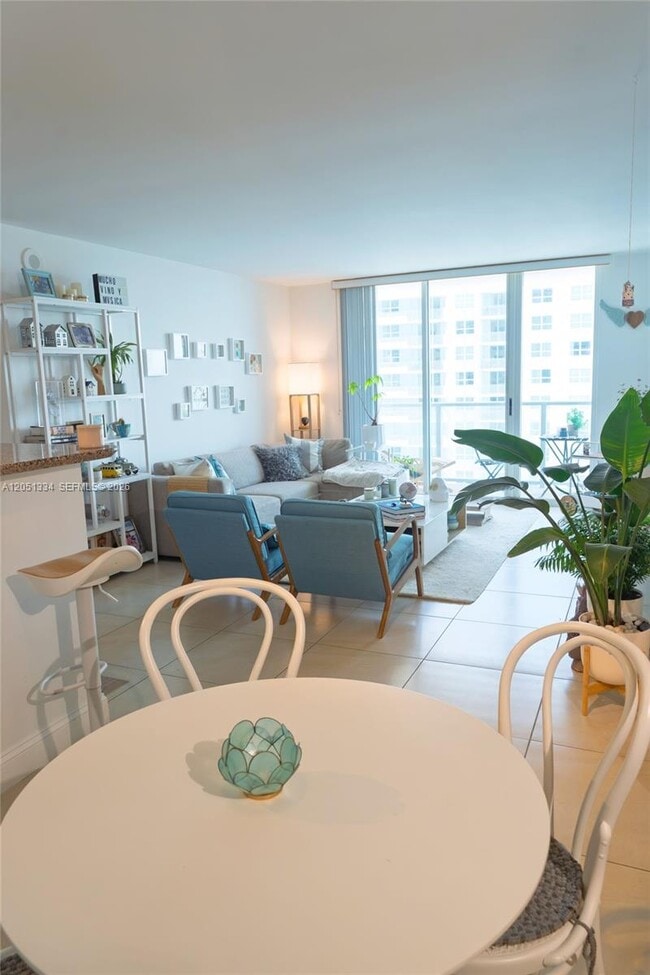 Building Photo - 1155 Brickell Bay Dr