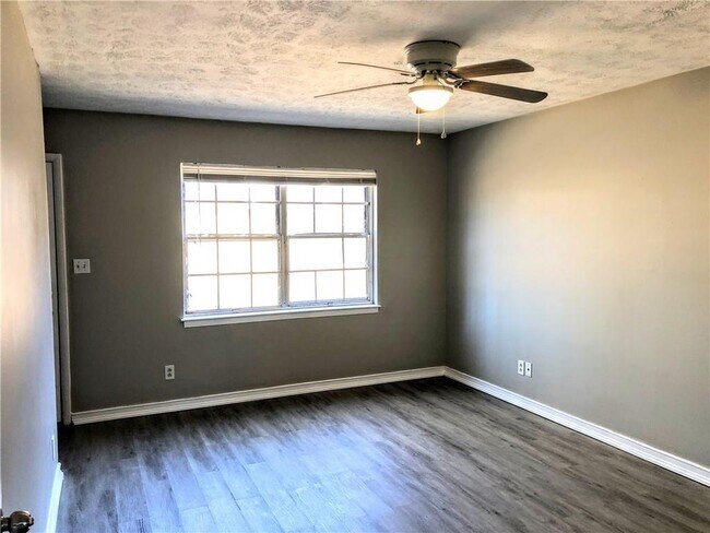 Building Photo - 1235 Riverside Dr