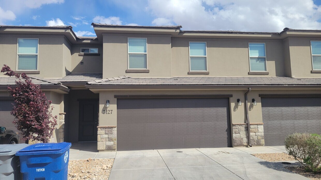 Primary Photo - 3 bed / 2.5 bath / 2 car garage Washer/Dry...