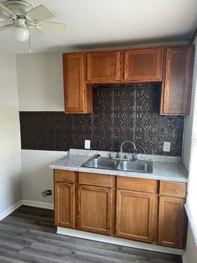 Building Photo - Cozy Two Bedroom! Available Now! Section 8...