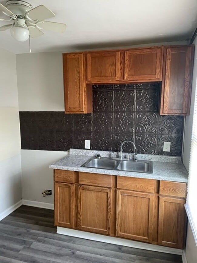 Building Photo - Cozy Two Bedroom! Available Now! Section 8 Welcomed