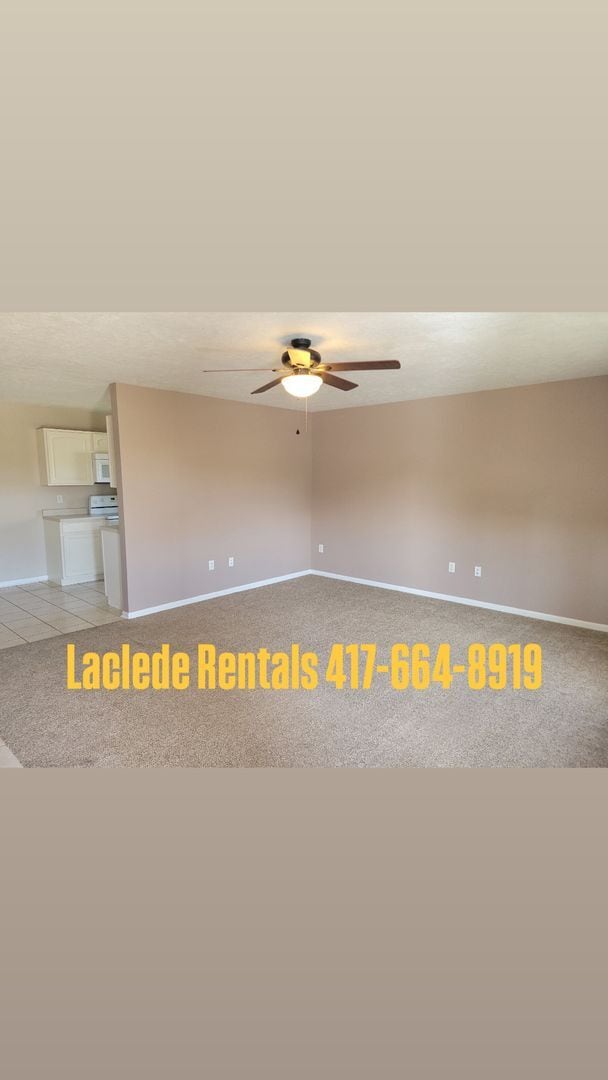 Building Photo - 2 bedroom 2 bathroom duplex with garage fo...