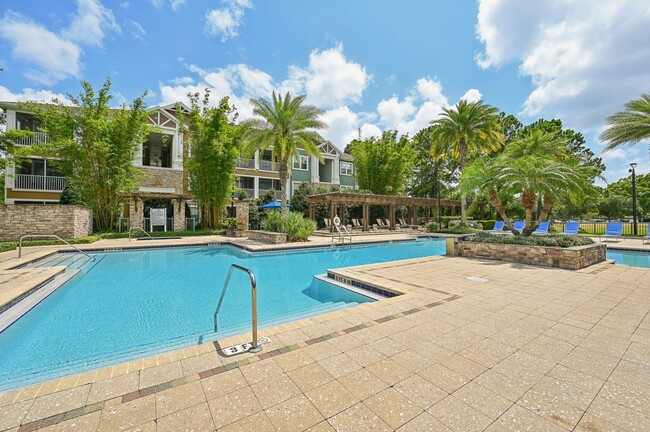 Piscina estilo resort con terraza solárium y zona de salón con cenador - Coventry Park Apartments