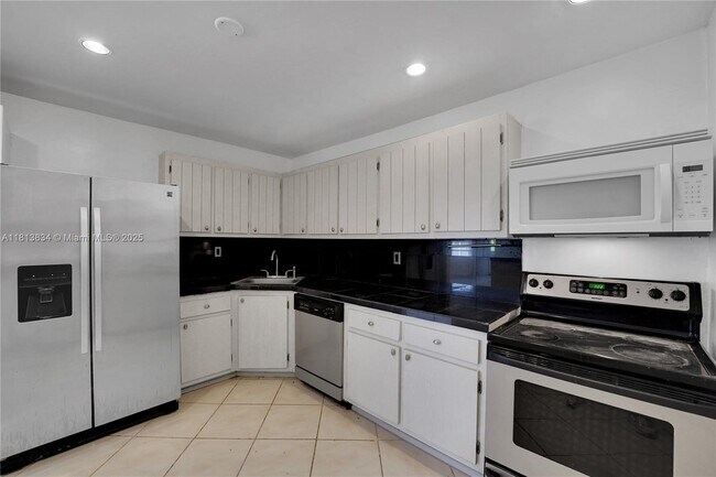 Foto del edificio - 2750 NE 183rd St
