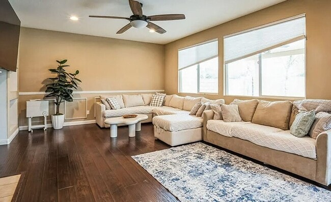 Building Photo - Fully Furnished 4 Bed/2.5 Bath Home In Sun...