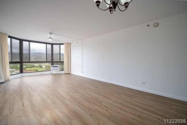 Building Photo - Move-In Ready – Fully Renovated Penthouse Unit | Central Location