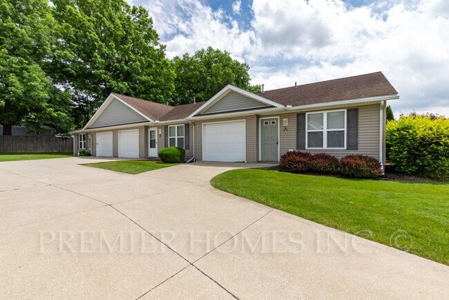Foto del edificio - 92-92 Meadow Wood Dr