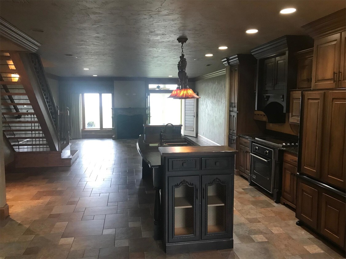 Primary Photo - 302 Harbor Pointe Dr