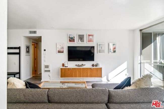 Building Photo - 1015 Kings Rd