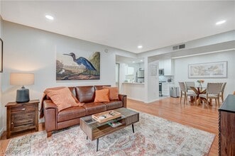 Building Photo - 950 Seven Hills Dr