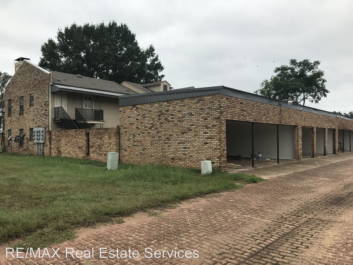 Primary Photo - 5231 Rue Royale Dr