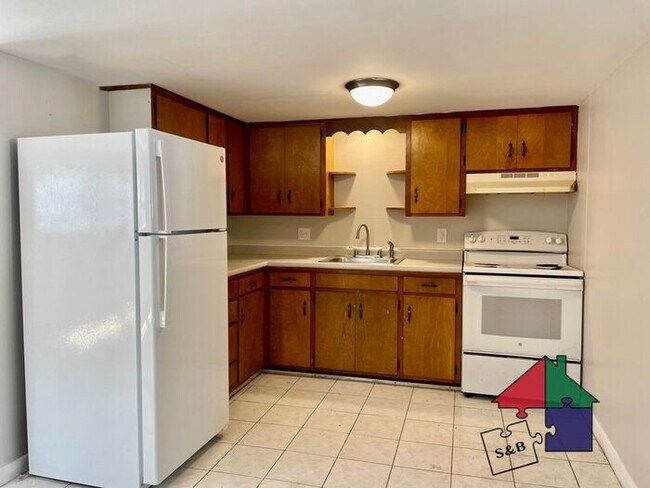 Building Photo - First Floor Two-Bedroom in Barre - Heat and Hot Water Included!