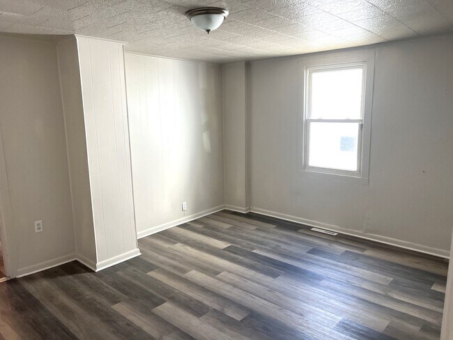 Foto del edificio - Coming Soon! First Floor Apartment with Bo...