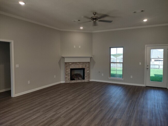 Foto del edificio - MOVE IN SPECIAL!**** 1/2 OF 1ST MONTH RENT...