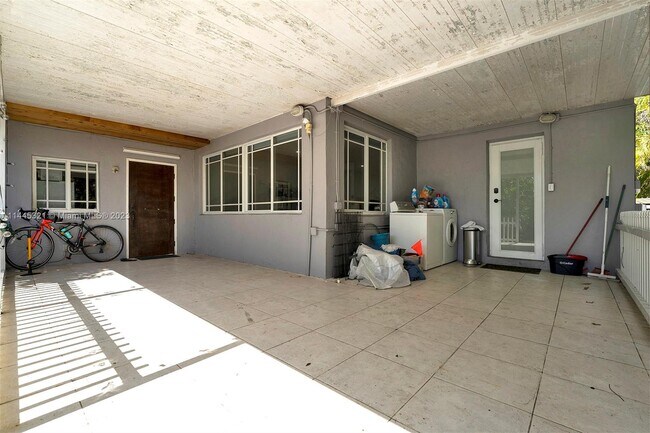 Foto del edificio - 1169 SW 23rd Ave