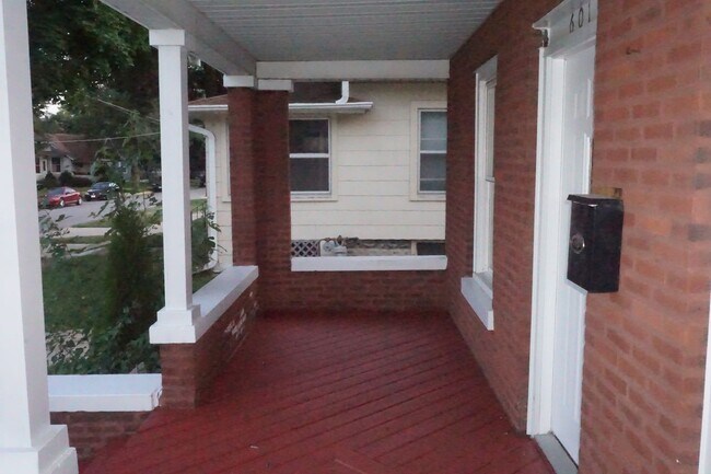 Building Photo - BEAUTIFUL HOUSE-  5 bedroom, 2  bath 2 sto...