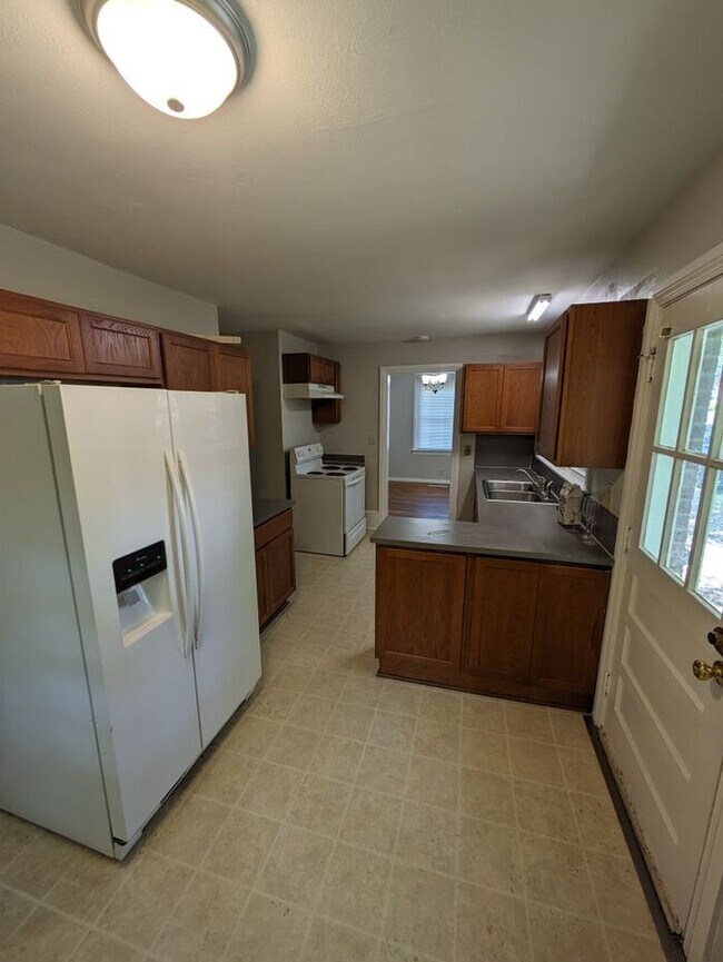 Building Photo - 3BD/1BA Single Family Home in Hickory!