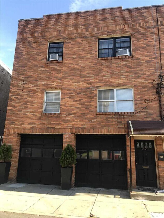 Foto principal - 6500 Polk St