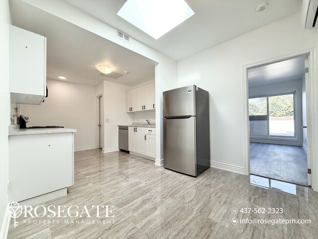 Building Photo - Spacious 2-Bedroom Apartment on the Danforth with Balcony & Free Internet