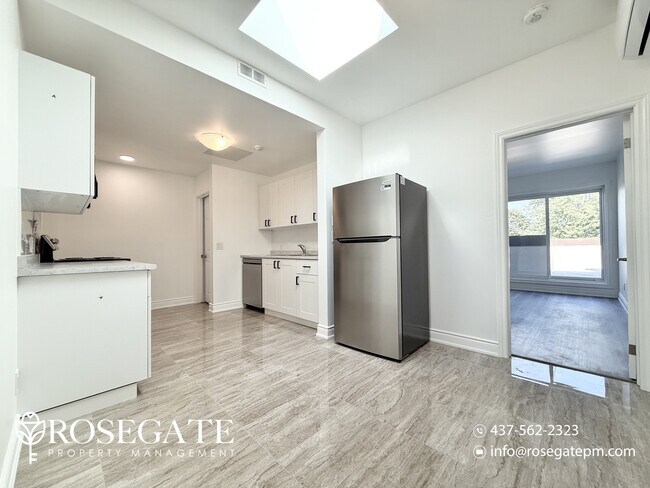 Photo du bâtiment - Spacious 2-Bedroom Apartment on the Danforth with Balcony & Free Internet