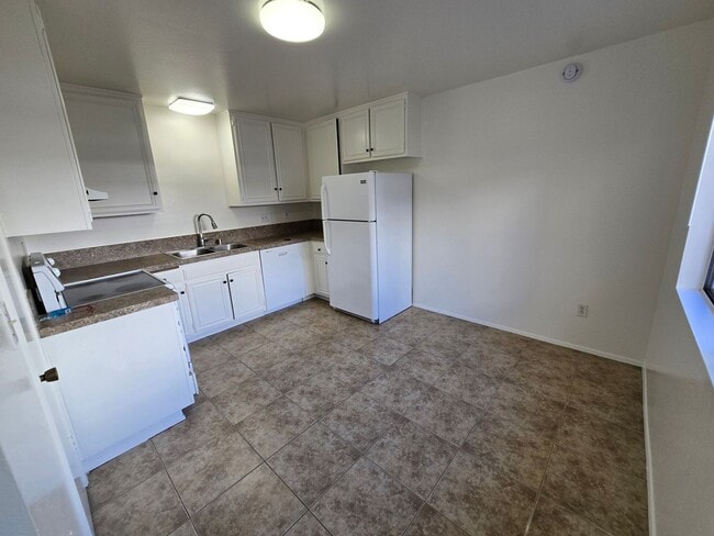 Building Photo - 3 bedroom, 2 bath home in the Balboa Towers Complex