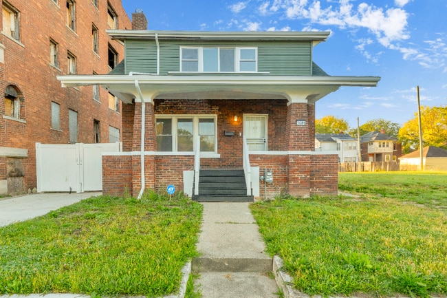 Building Photo - 3001 Gladstone St