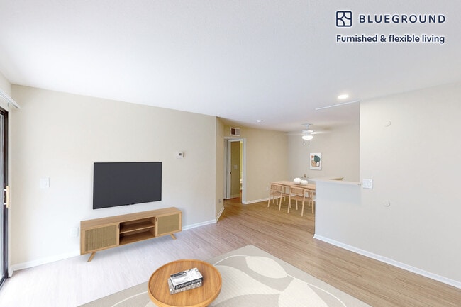 Building Photo - 10024 Paseo Montril