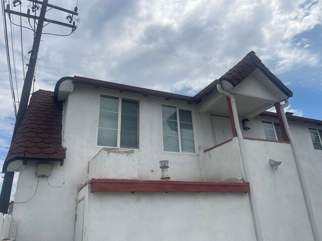 Upper unit - 1131 E Whiting Ave