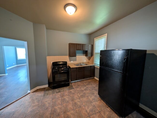 Building Photo - Spacious 1BR/1BA with Off-Street Parking – $1,000/Month