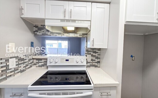 Building Photo - 2 Bed/2 Bath Condo with Modern Amenities / Available Now!