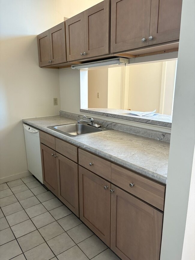 Building Photo - UPSCALE 2-BEDROOM WITH PRIVATE BALCONY!