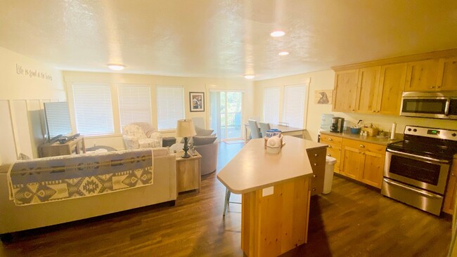 Building Photo - 1603 Spruce Dr
