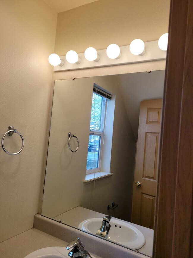 Foto del edificio - Bright & Convenient Townhouse Living!