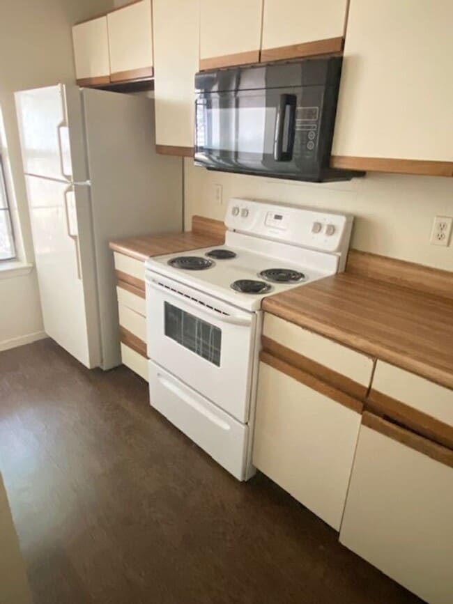 Foto del edificio - 2 BEDROOM CONDO BY UNT