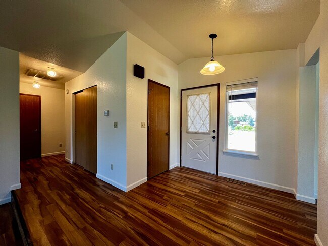 Foto del edificio - Non-Refundable & Security Deposit Total: $...