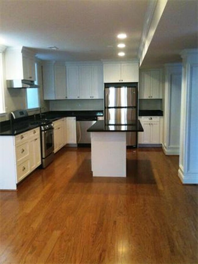 Foto del edificio - 2bed-2bath Brookline with Parking