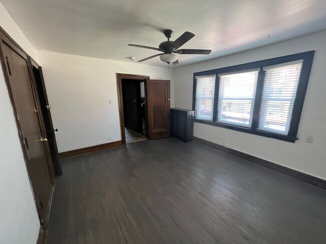 bedroom - 18 W Busse Ave