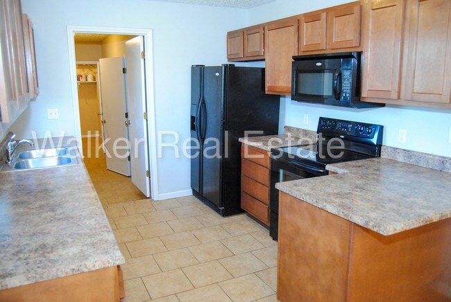 Building Photo - 14039 Howard Ln