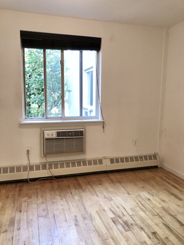 Primary Photo - 319 E 8th St