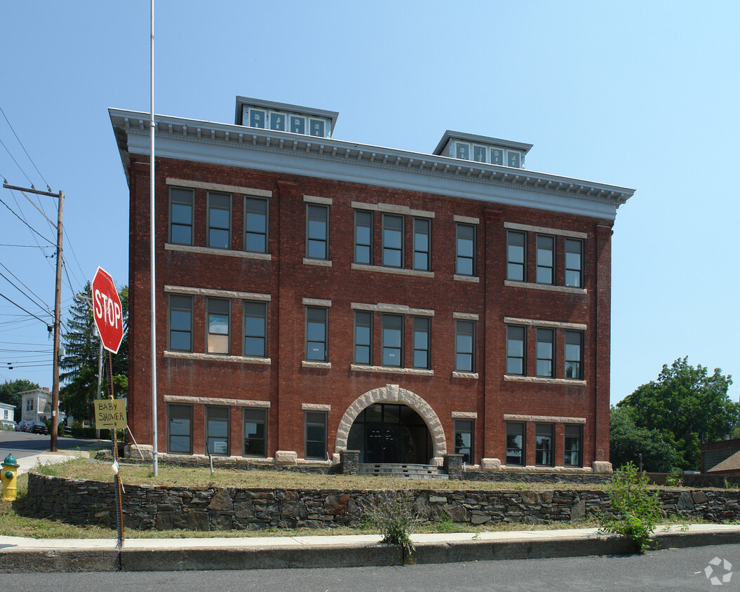 Building Photo - 13 Academy St