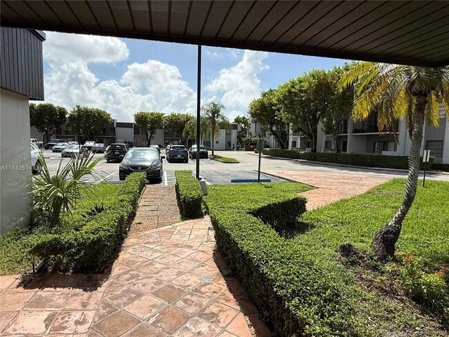 Building Photo - 10431 N Kendall Dr
