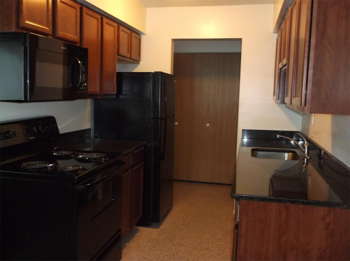 5214 Perry Rd Unit 1404, Grand Blanc, MI 48439 Room for Rent in