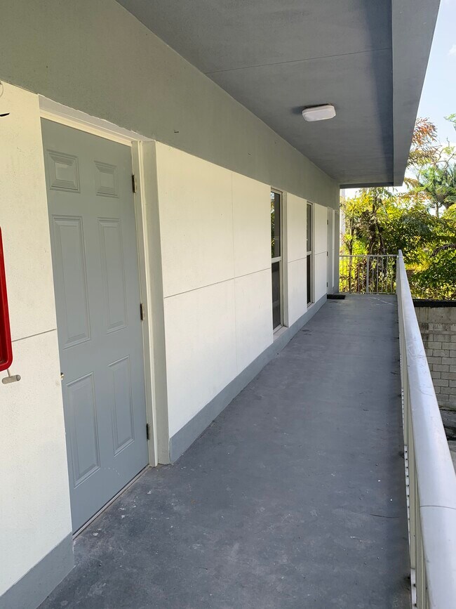 #3 en el segundo piso (piso superior) - 3225 N Andrews Ave