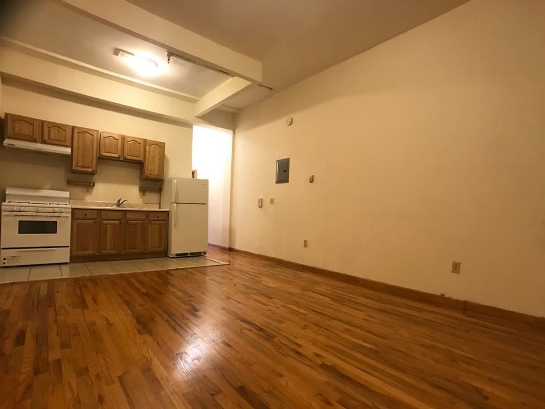 Primary Photo - 10 Claver Pl