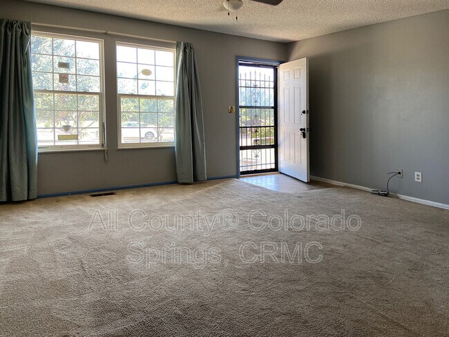 Foto del edificio - 6680 Parkridge Ct