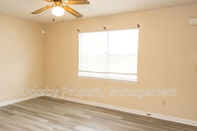 Foto del edificio - 7808 Holiday Hills Cir