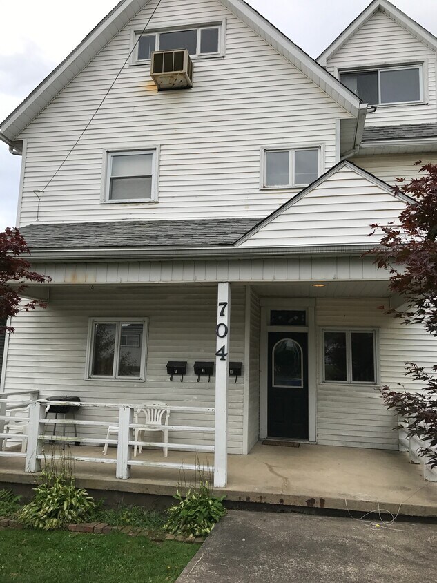 704 N Chestnut St Unit 3, Scottdale, PA 15683 Room for Rent in