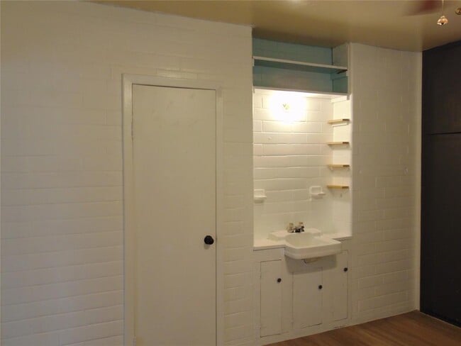 Foto del edificio - 1701 E 38th St