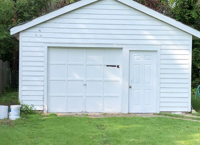 1 car garage - 108 E Union St