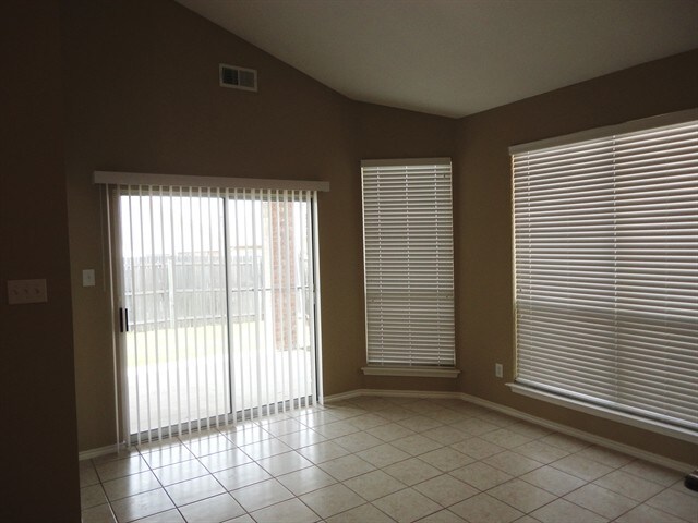 Foto del edificio - 2104 Priscella Dr